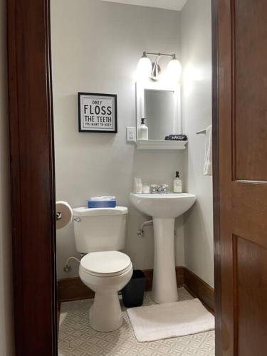 *Charming 2BR~King Bed~Grill*Firepit~9 Min to ISU - image 11