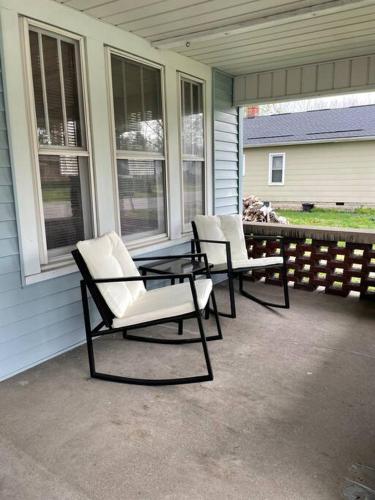 *Charming 2BR~King Bed~Grill*Firepit~9 Min to ISU - image 8