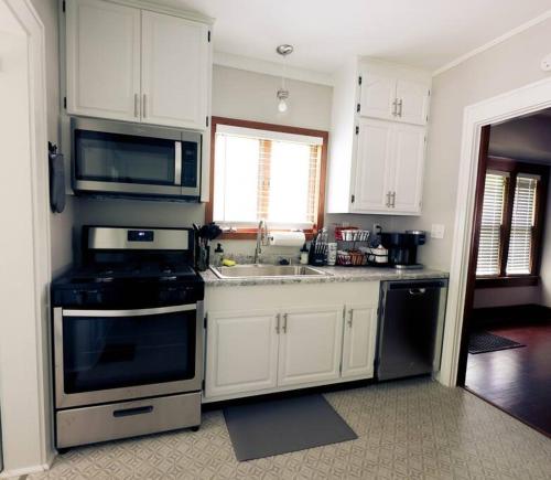 *Charming 2BR~King Bed~Grill*Firepit~9 Min to ISU - main image