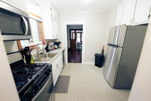 *Charming 2BR~King Bed~Grill*Firepit~9 Min to ISU - image 6