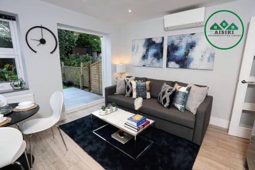Aisiki Apartments at Stanhope Road, North Finchley, Airconditioned Multiple 2 or 3-Bedroom, Pet-Friendly Duplex Flats, King or Twin Beds with Free Wi-Fi