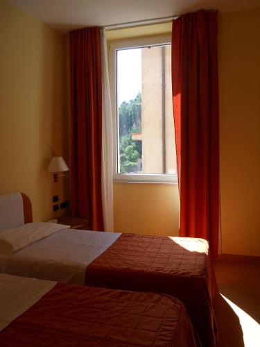 2 twin beds