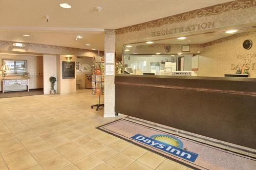 Days Inn & Suites by Wyndham Bridgeport - Clarksburg