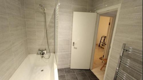 Double room with shared bathroom near kings Cross-rm3, Londýn (fotografie 9)