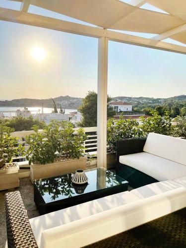 Blue Bay Vouliagmeni Luxury Apartment, Atény