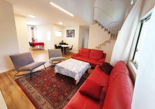 Spacious 3BD Penthouse with Rooftop & Parking in Raanana