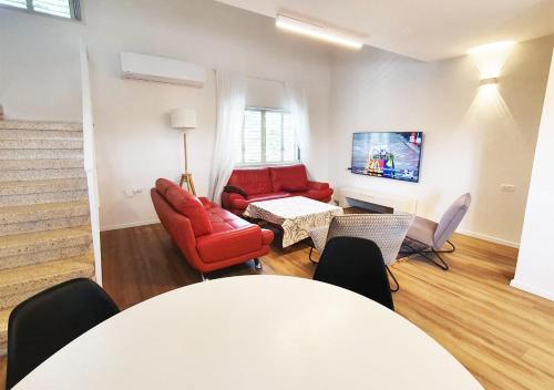 Shared lounge/TV area, Spacious 3BD Penthouse with Rooftop & Parking in Raanana