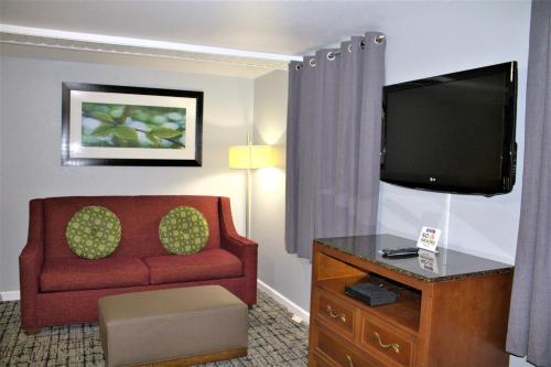 Hometowne Inn & Suites