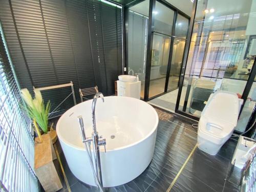 TownHome in Charoen Nakhorn 60 near BTS Iconsiam Asiatique and Chaophraya River Maximum 4 Guests