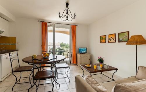2 bedrooms, 3 beds