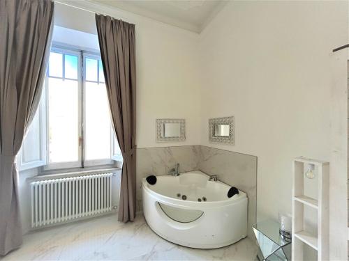 Suite with Spa Bath image 9