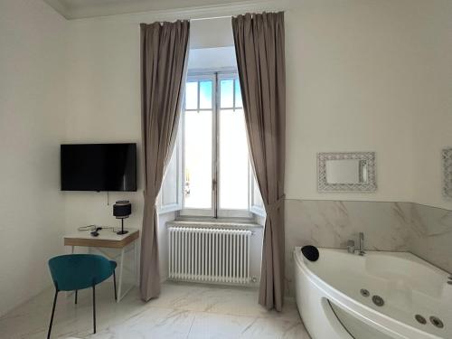 Suite with Spa Bath image 5
