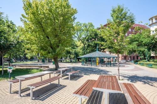 Two bedrooms apartment with free garage in the downtown - image 2