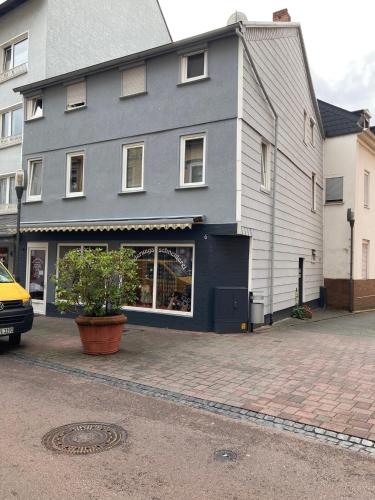 Modern mitten in der Stadt und doch sehr ruhig 2 Minuten zu Therme in บัด เอมส์