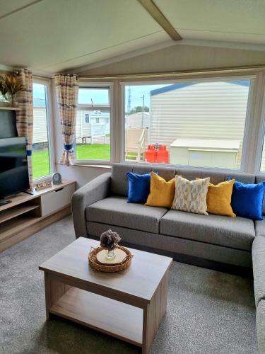 Modern Family Caravan with WiFi at Valley Farm, Clacton-on-Sea 1