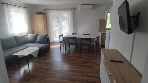 ห้องส่วนกลางสำหรับนั่งเล่น/ดูทีวี, Apartment Sinčić (Apartment Sincic) in รูเบซี