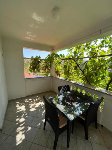 One-Bedroom Apartment image 5