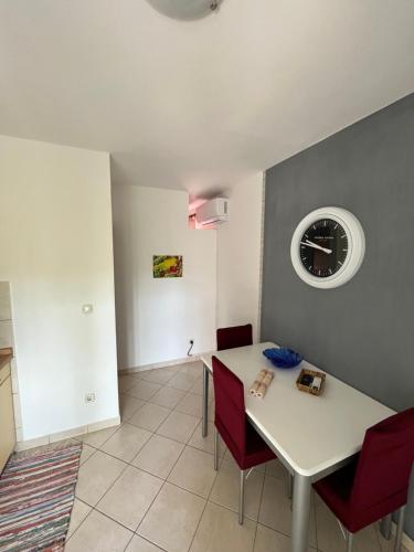 One-Bedroom Apartment image 1