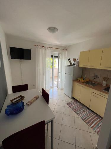 One-Bedroom Apartment image 6