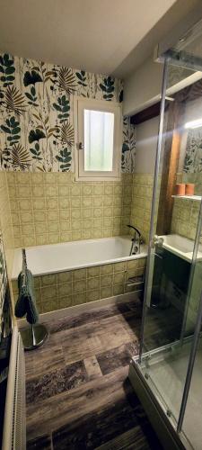 Bathroom, Maisonnette Lac de Vassiviere in Beaumont-du-Lac