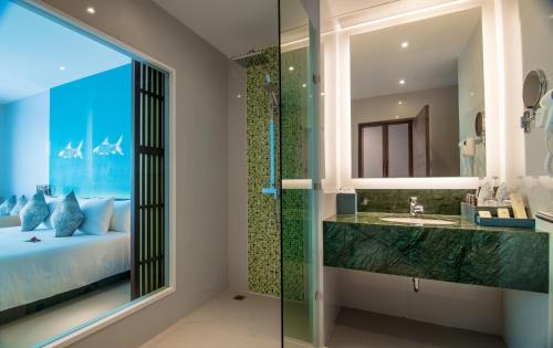 room detail thumbnail 2