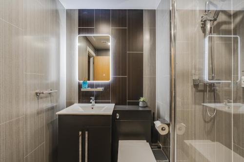 Brimmond Homes - nr to Univ, Hospitals, o2 Apollo, PLAB & 7 mins to City Centre - Stylish, Modern & Secure 2 Bed, 2 Bath Apt with Allocated Free Parking, Manchester (photo 6)