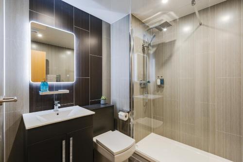 Brimmond Homes - nr to Univ, Hospitals, o2 Apollo, PLAB & 7 mins to City Centre - Stylish, Modern & Secure 2 Bed, 2 Bath Apt with Allocated Free Parking, Manchester (photo 7)