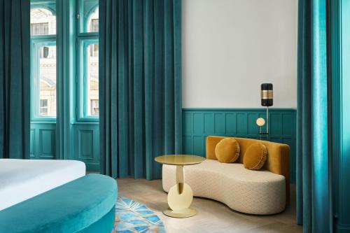 Cool Corner Suite King with City View image 6