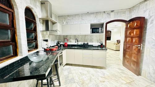 Kitchen, Casa de Alto Padrao Itamambuca in Praia de Itamambuca