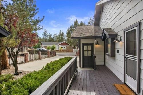 Delightful 3-bedroom cabin with hot tub in Big Bear City, USA