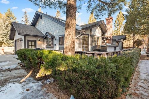 Delightful 3-bedroom cabin with hot tub in Big Bear City, USA