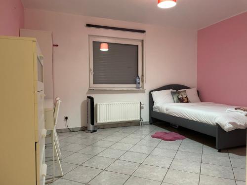 Large Room Free Parking 10mins to Luxembourg Airport Excellent Customer Service