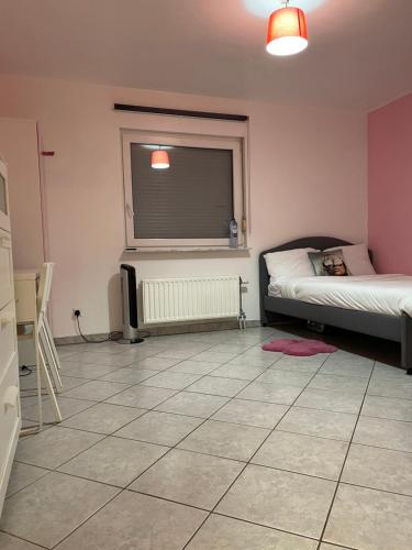 Large Room Free Parking 10mins to Luxembourg Airport Excellent Customer Service