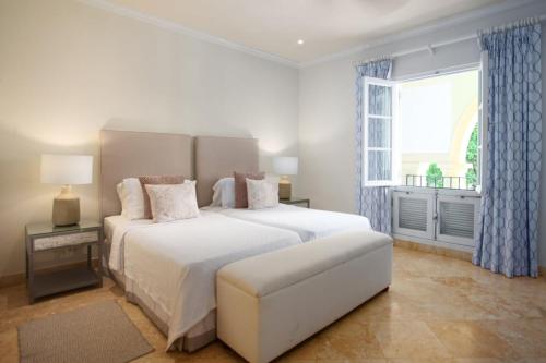 Guestroom, Schooner Bay 205 by Blue Sky Luxury in Speightstown