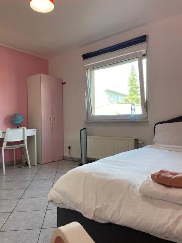 Large Room Free Parking 10mins to Luxembourg Airport Excellent Customer Service