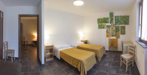 1 king bed, 2 twin beds