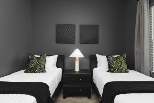 Chic Nashville 4 Bedroom, 7 Beds - Walk to Restaurants in Nashville, USA