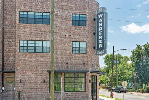 Stunning Spacious Condo near Restaurants & Coffee
