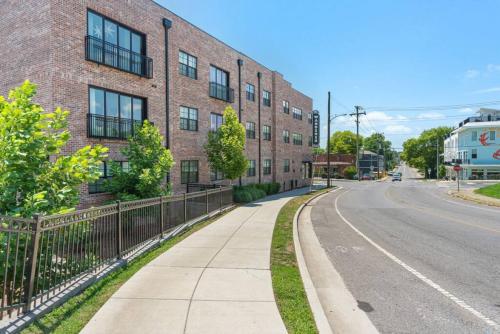 Hip New Condo near Broadway and Trendy East Nash with 5 Beds in Nashville, USA