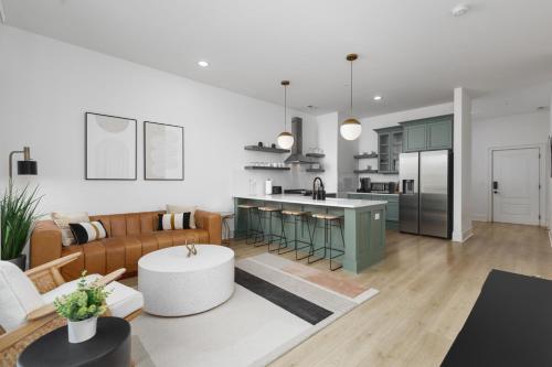 Chic Spacious 2 Bedroom Walk to Coffee and Restaurants