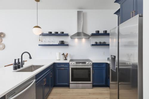 Modern Nashville Condo 5 Beds -3 Miles to Downtown in Nashville, USA