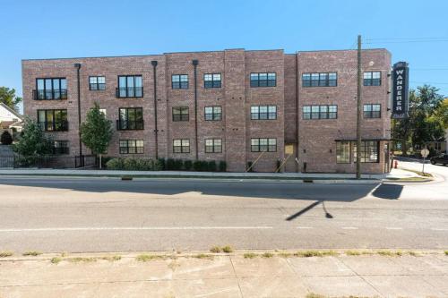 Luxury 6 Bed 3 Bedroom Walk to Restaurants and Coffee in Nashville, USA