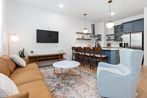 Chic 5 Bed, 2 Bedroom Free Parking - 3 miles to Broadway in Nashville, USA