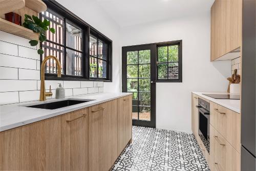 Ultimo l Renovated 2 Bedroom House With Rooftop Balcony - image 8