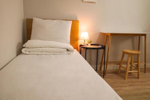 Starria Hostel Foreign Guest Only Room Type - Single Room - No Window