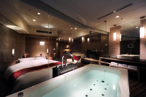room detail thumbnail 2