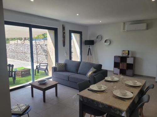 Gîte paisible avec spa et climatisation à Couzon - FR-1-489-476 (Gite paisible avec spa et climatisation a Couzon - FR-1-489-476) in Ažonža