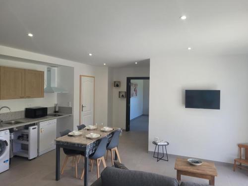 Gîte paisible avec spa et climatisation à Couzon - FR-1-489-476 (Gite paisible avec spa et climatisation a Couzon - FR-1-489-476) in Ažonža