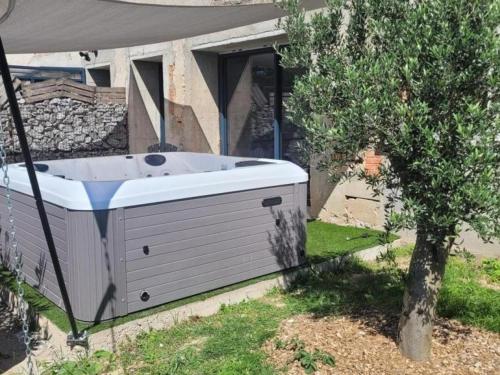 Gîte paisible avec spa et climatisation à Couzon - FR-1-489-476 (Gite paisible avec spa et climatisation a Couzon - FR-1-489-476) in Ažonža