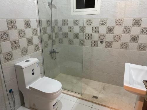 Bathroom, شقة 3 غرف نوم - Apartment 3 bedroom in Al Iskan